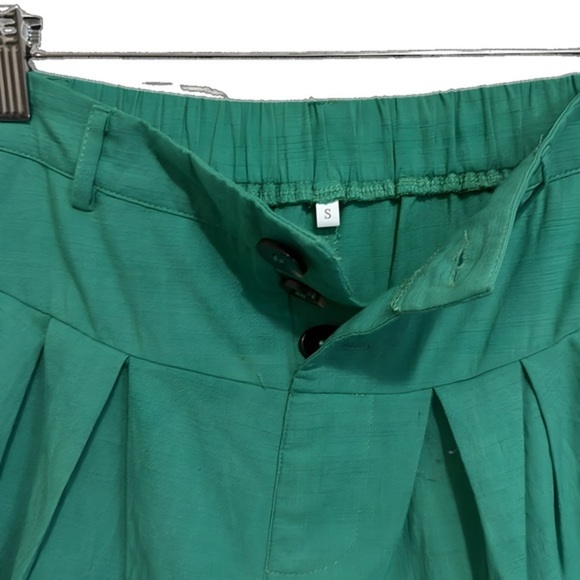 Small Size Women's Green Shorts‎ - Picture 2 of 9